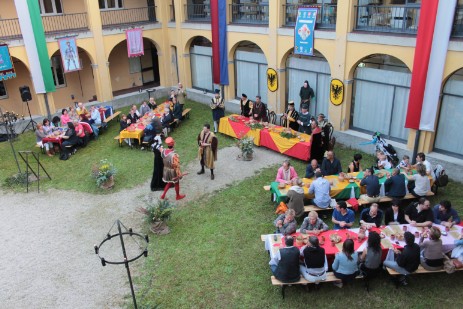 Cortile dell'ex convento, con tavolate e ospiti, giorno