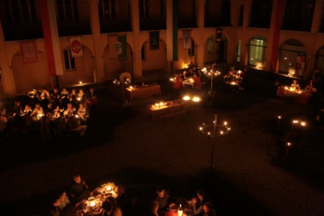 Cortile dell'ex-convento, con tavolate e ospiti, sera