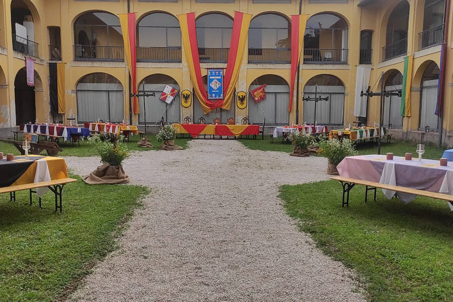 foto tavolate della cena della cena medievale