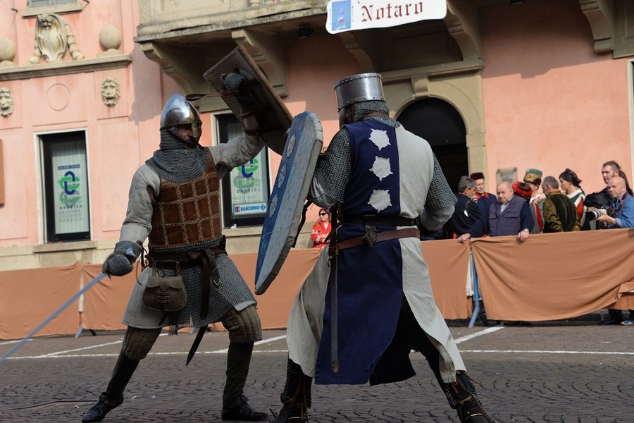foto combattimento tra cavalieri durante il palio