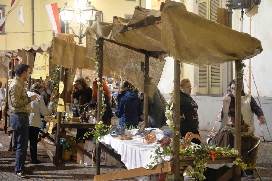 foto carretti in legno medievali con frutta e piante, marendì del palio