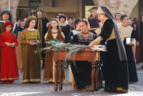 Scene della sfilata, donna che lavora