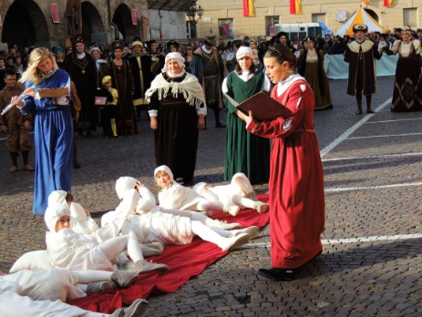 Scene della sfilata, medico e appestati sdraiati a terra