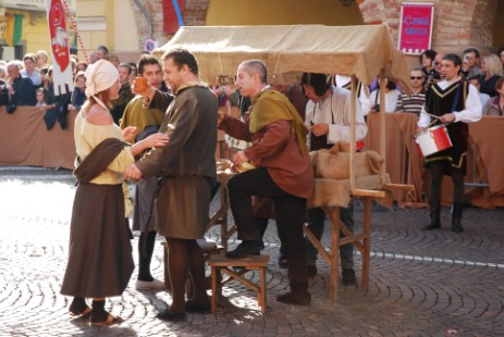 Scene di sfilata, popolani al mercato