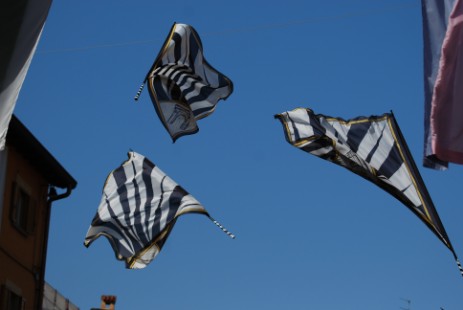 Sbandieratori, bandiere in volo