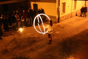 Gioullare che esegue giochi di luce